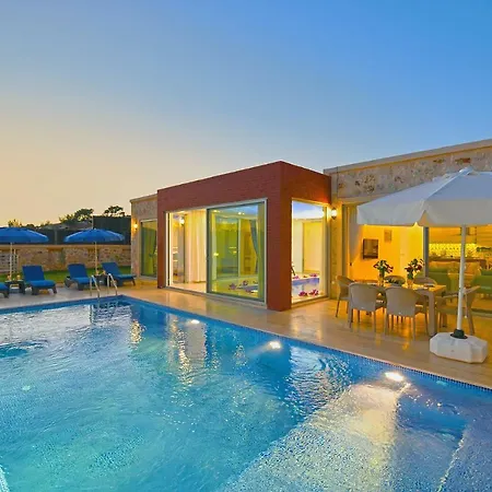 Sleeps 4 Pool Air Con Wifi וילה קלקן