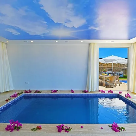 Sleeps 4 Pool Air Con Wifi וילה קלקן
