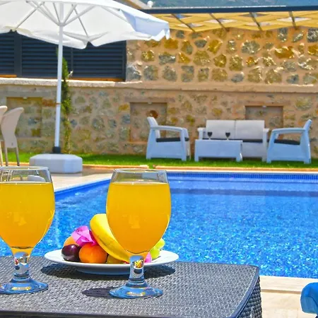 Sleeps 4 Pool Air Con Wifi * קלקן